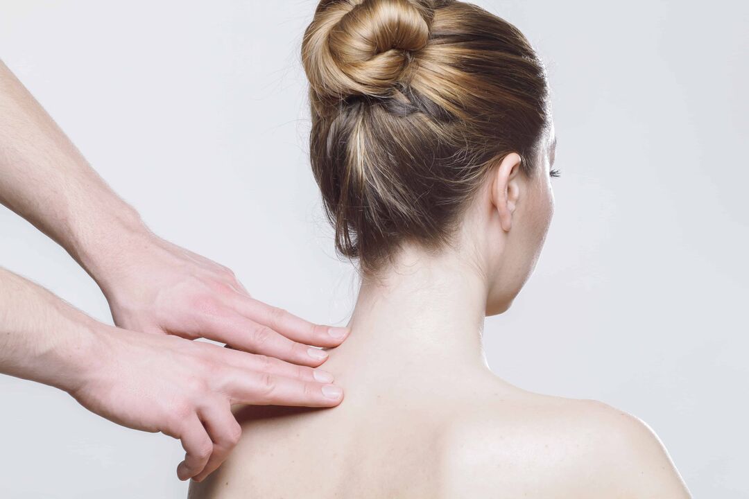 Ein Arzt diagnostiziert bei einem Patienten eine Osteochondrose der Brustwirbelsäule.
